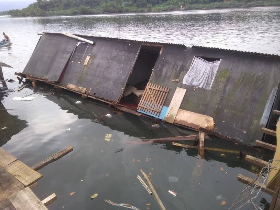 Duas casas desabaram e foram engolidas pelo mar em Cubatão