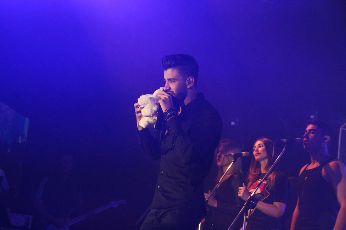 Outra pelúcia é jogada no palco para o cantor