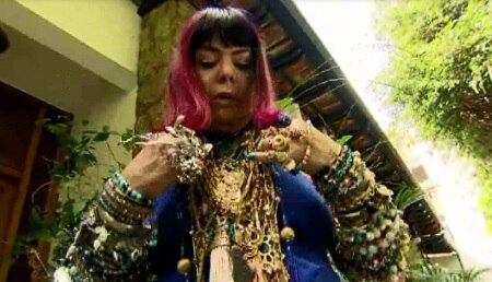 Mulher de 62 anos usa cerca de 400 acessórios no corpo