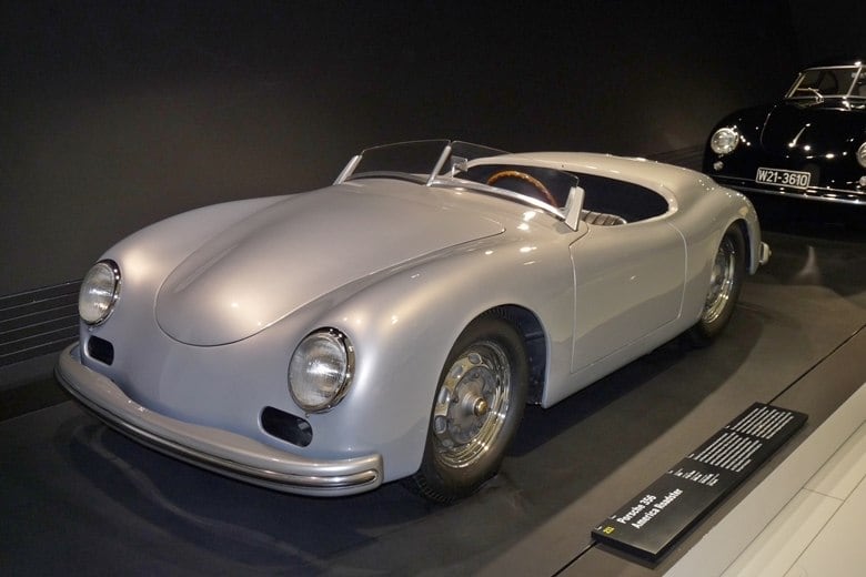 2°) Porsche 356 America Roadster - Considerado o modelo mais raro de todos da lista, o veículo conversível foi projetado e direcionado para o mercado norte-americano como o próprio nome já diz. Ao todo foram 20 exemplares produzidos, porém, apenas 16 deles entraram no mercado e guardam um fato curioso consigo 