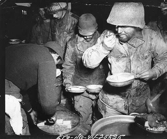 Segunda Guerra Mundial (dezembro de 1941 a setembro de 1945) - 3 anos e 9 meses. A guerra já havia começado (em 1939), mas os EUA entraram no conflito em 1941.