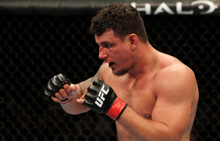 Do outro lado do octógono,
Frank Mir está em uma situação mais complicada no UFC. O americano de 34 anos
vem de três derrotas seguidas contra Cigano, Cormier e Barnett. Outro revés no
evento poderia ser o fim da linha para ele na organização