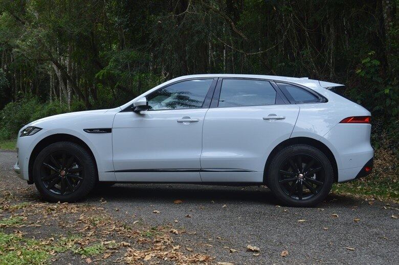 Os outros dois motores que vão configurar o F-Pace é o já conhecido V6 3.0, calibrados para entregar 340 cv para a versão R-Sport e 380 cv na topo S. Para o primeiro, são 45,8 kgfm (quase o mesmo número do Ingenium) a 4.500 rpm, o que proporciona aceleração de 5,8 segundos aos 100 km/h e 250 km/h limitado eletronicamente