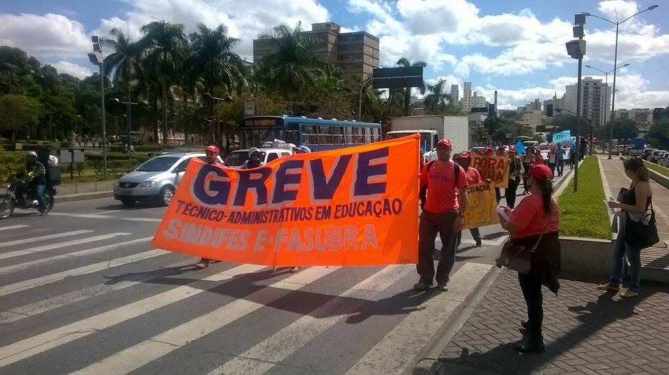 Participantes do ato ocuparam uma faixa da av. dos Andradas