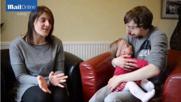 O casal recebeu proposta de tratamento que mataria
todos os genes da doença, mas não poderia pagar pelo procedimento que custaria
quase R$ 30 mil e decidiu ter a pequena Alice de qualquer jeito. Ela nasceu em
fevereiro de 2014, com a mesma doença do pai