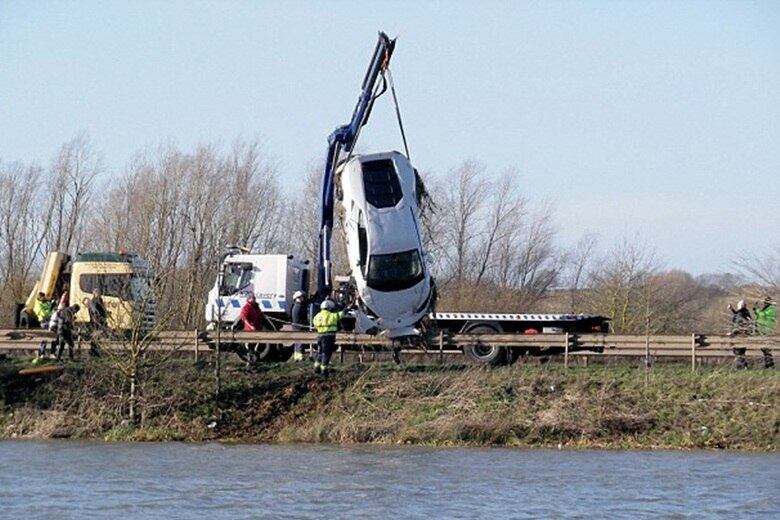 O Huracán, que é substituto do Gallardo, usa um motorzão V10 aspirado de 610 cavalos, chega aos 100 km/h em 3,2 segundos e possui expressivos 57,1 kgfm de
torque máximo a 6.500 rpm

