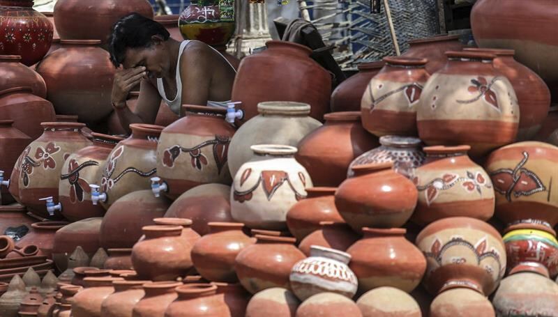 O departamento de Estado indiano advertiu a população do
país no último domingo (24) que o calor continuaria pelos próximos dias. No entanto, as temperaturas devem sofrer leves quedas