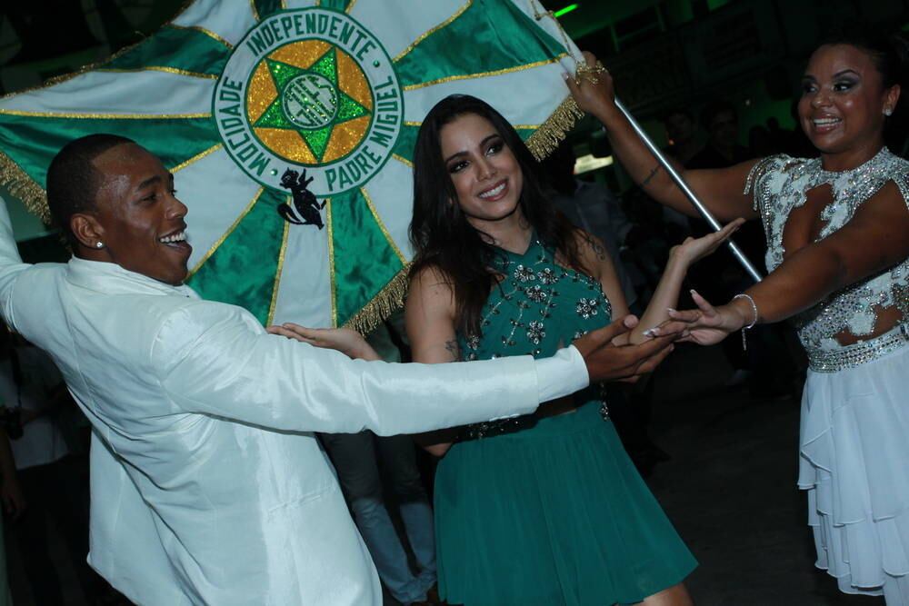 Em entrevista ao jornal O Dia, ela revelou que não aceitaria desfilar como rainha de bateria por causa da agenda de compromissos