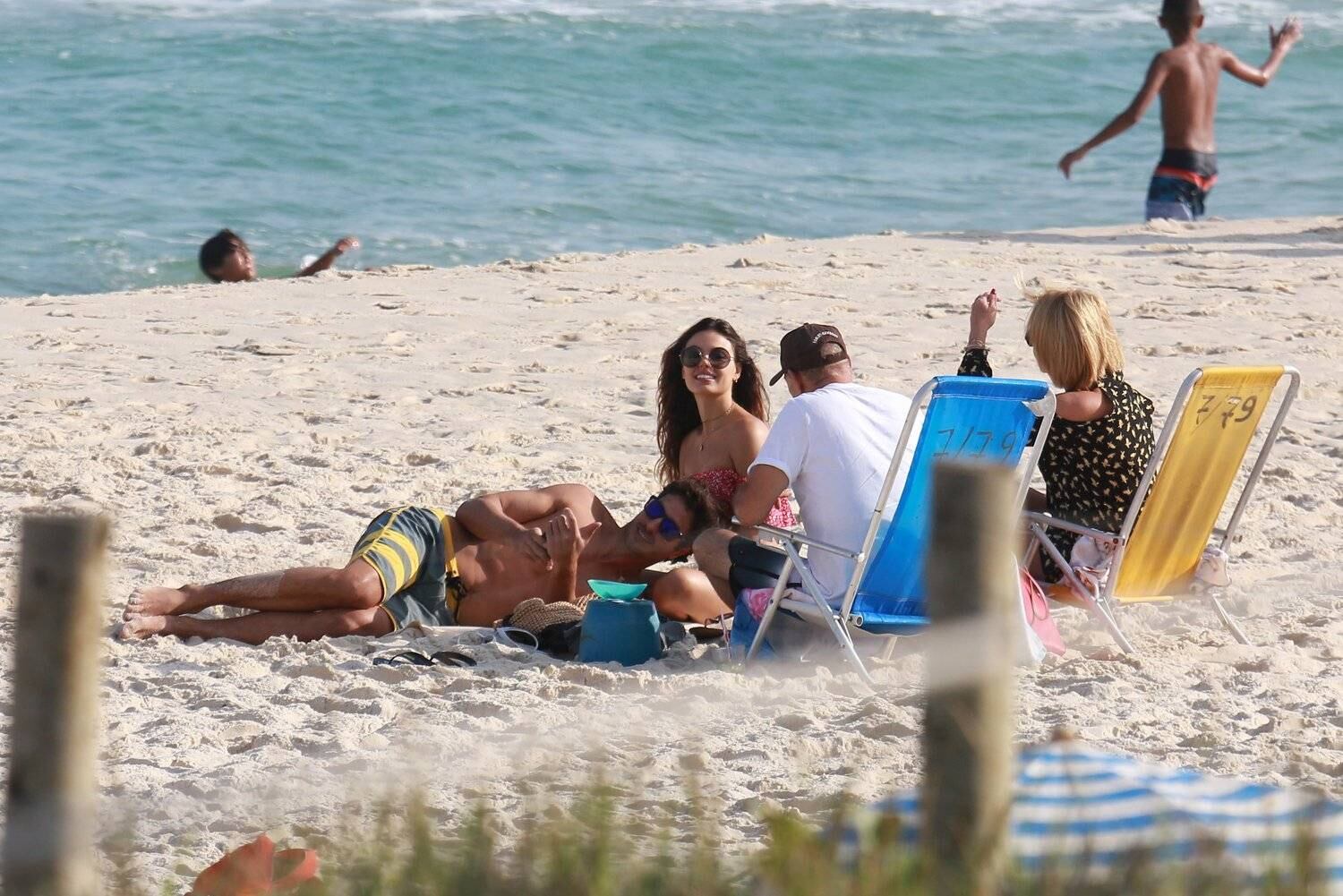 Isis Valverde é clicada com namorado em praia do Rio