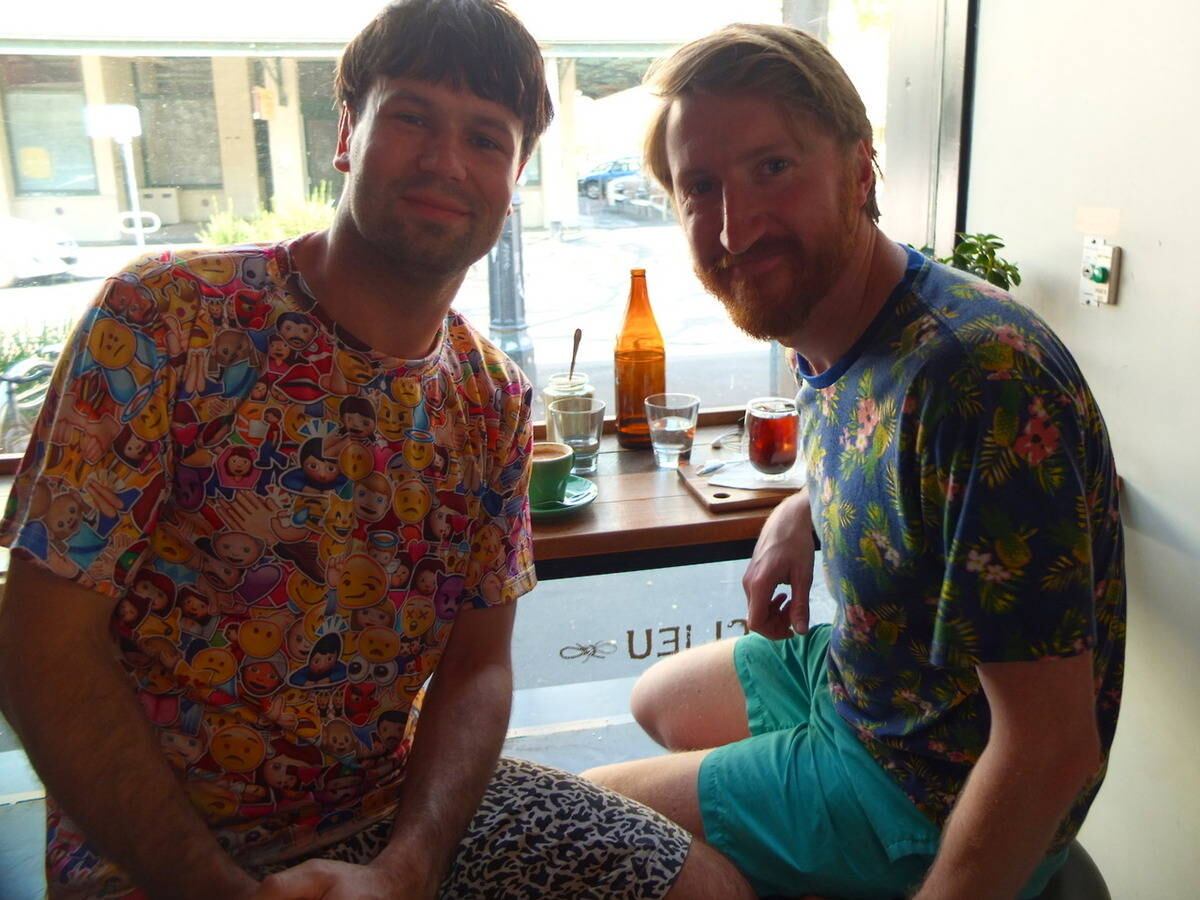 O australiano descreve sua ideia como "um exercício para se lembrar de socializar e conhecer pessoas fora do Facebook"