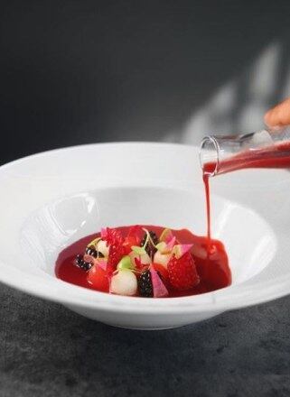 Outro destaque é o gaspacho de beterraba com frutas vermelhas e kombucha de hibisco e picles de melão e melancia. Parece uma delícia!