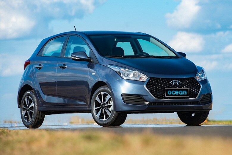 Visualmente, o hatch traz moldura cromada nos faróis e a grade do esportivado HB20 R-spec, com fundo tipo colméia. O emblema da série especial é discreta e aparece nos para-lamas dianteiros