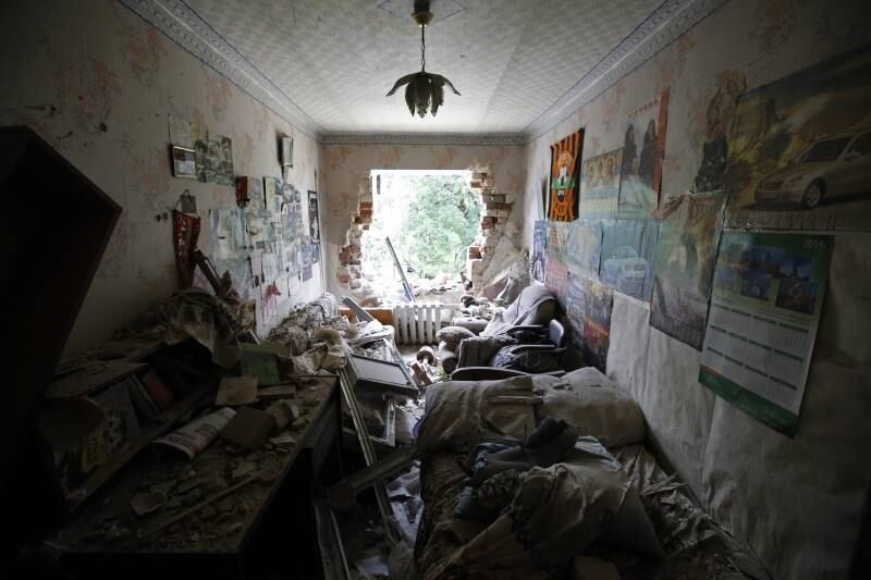 Bombardeio de forças
ucranianas em Maryinka, próximo a Donetsk, no leste da Ucrânia, destruiu vários
apartamentos em um edifício residencial

 