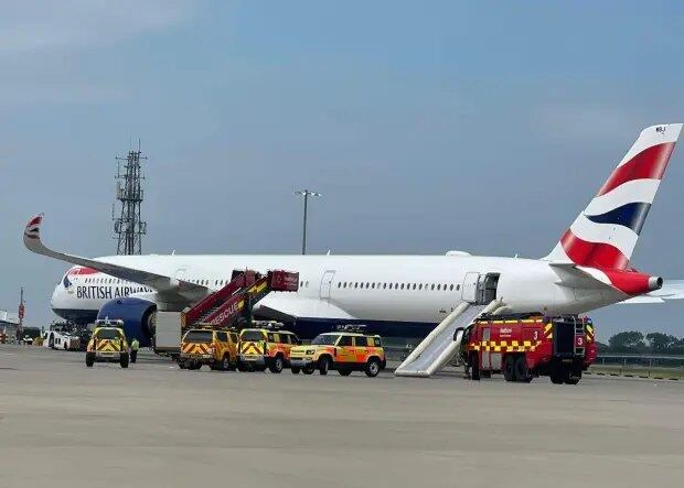 Comissário da British Airways ativa, por engano, escorregador de emergência e atrasa voo em mais de seis horas