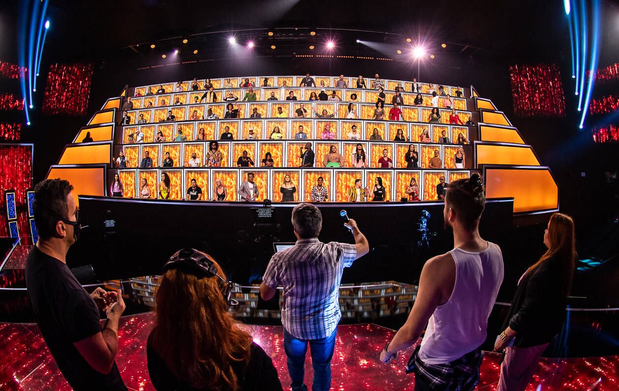 Coaches, preparador musical e diretor orientam o painel dos 100 jurados antes da gravação