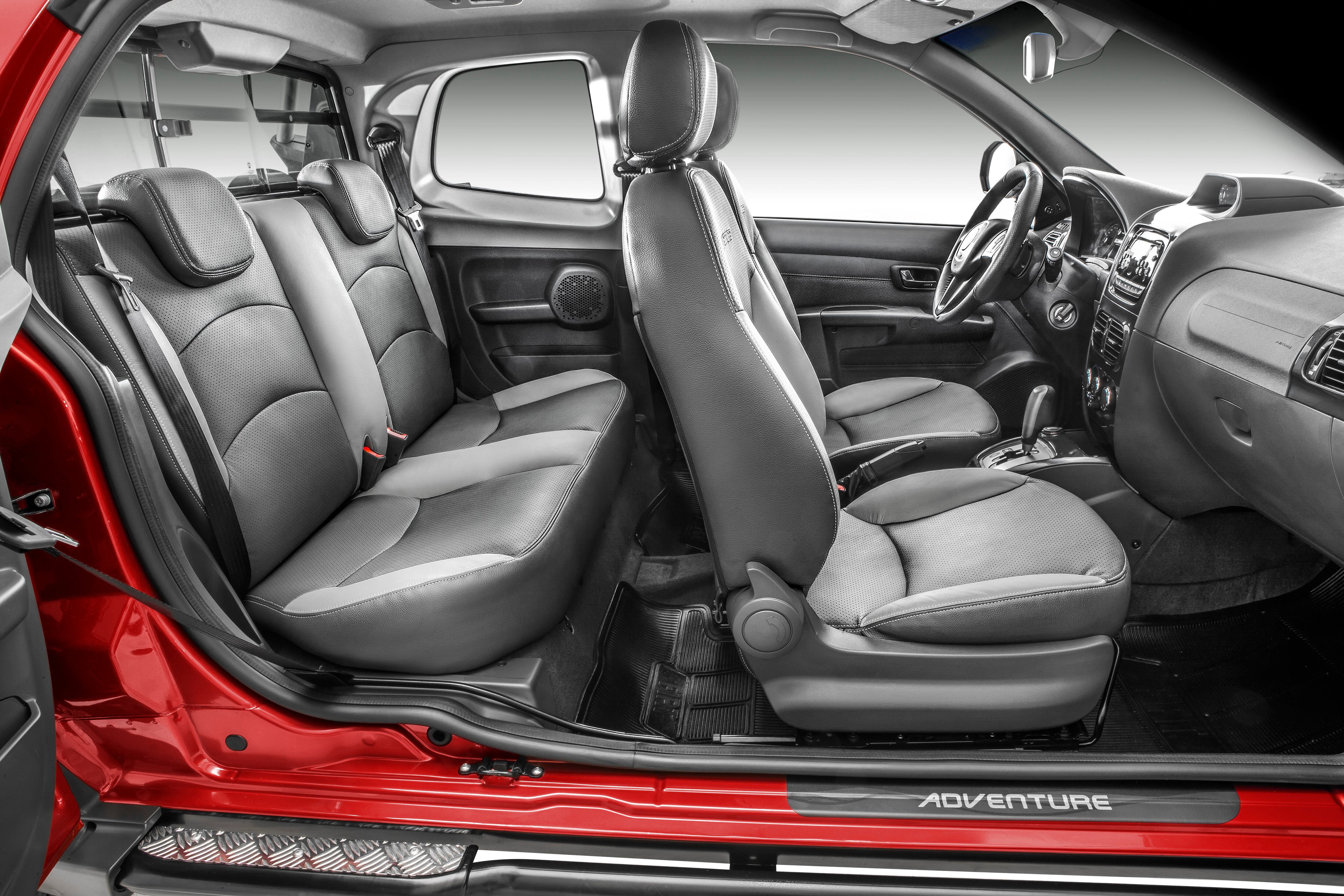 Segundo a Fiat, a terceira porta permitiu dobrar a área útil para os passageiros que entram no banco traseiro