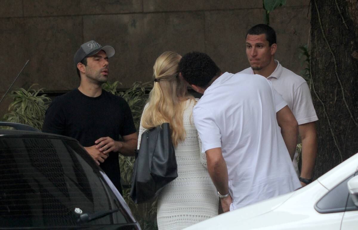 Carinhoso com a modelo, Ronaldo não saiu do lado da namorada