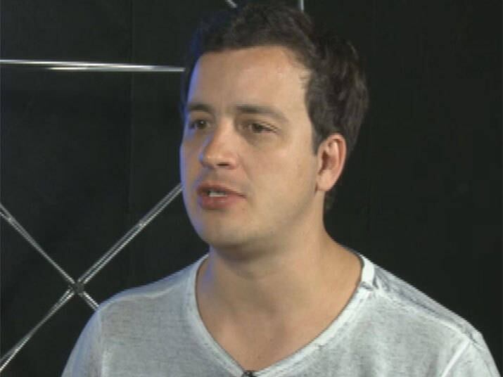 — Fui repórter por bastante tempo e lembro que
quando eu entrevistava as pessoas que eu gostava, era muito diferente e você
sabe disso, entrevista gente o tempo inteiro. A gente sinaliza com mais calor
quem a gente gosta. Por isso que eu não posso ter nada com elas. Não é um
moralismo barato, nada contratual. É uma questão de perceber o teu papel


+ Rafael Cortez responde a perguntas dos internautas sobre o Me Leva Contigo

+ Rapaz bate-boca com participante e critica: “Acho que não gostei dela não. É muito magrinha”

+ Interesse por livros se torna motivo de desempate para Reinaldo escolher com quem será seu encontro
