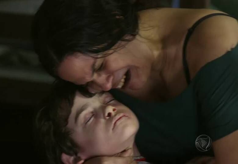 Sereno consegue levar Nereide de volta ao abrigo, mas é tarde demais. Quando ela chega ao local, descobre que o filho não resistiu à doença e morreu