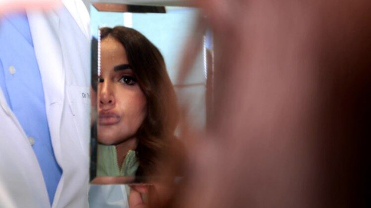 A paciente vai realizar lipoaspiração no abdômen e nas costas, orelha e um procedimento íntimo