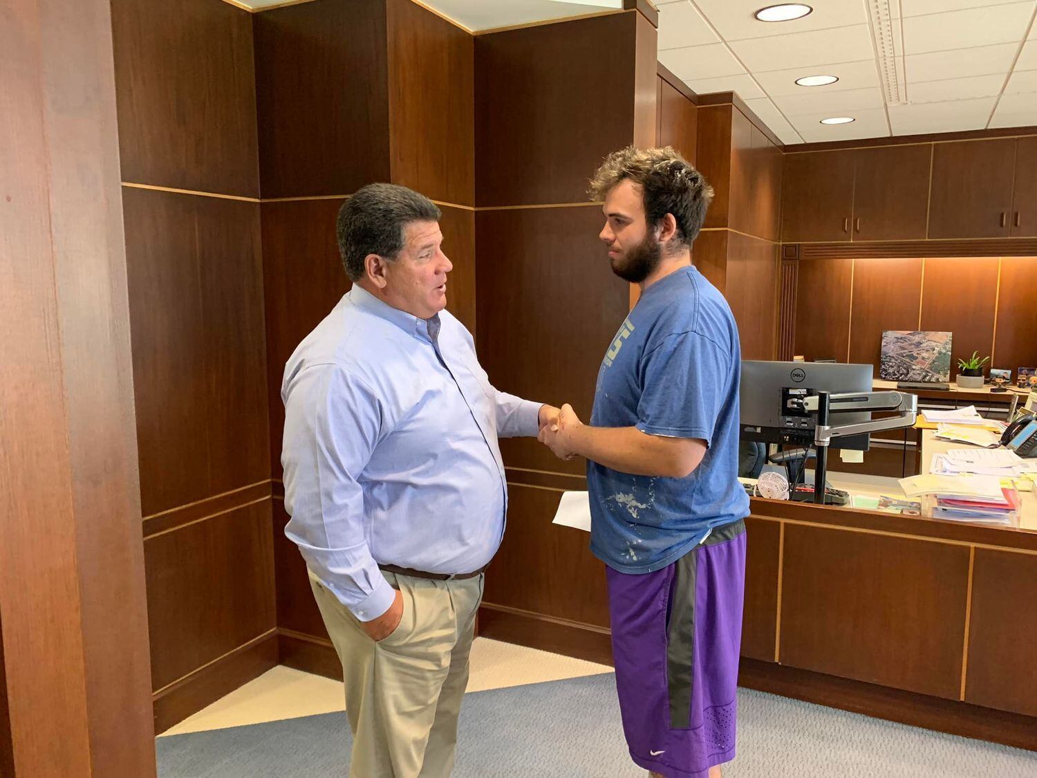 O entregador sofreu queimaduras, cortes e problemas pulmonares por causa da grande quantidade de fumaça inalada
