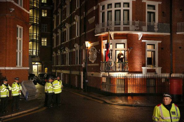 

Um em cada dez policiais da Inglaterra e do País
de Gales exercem funções clandestinas nos seus dias de folga. Entre as
profissões escolhidas estão as de carregador de caixão, vendedor
de sorvete, professora de pole dance, vigário, agente funerário e assistente de
médico legista