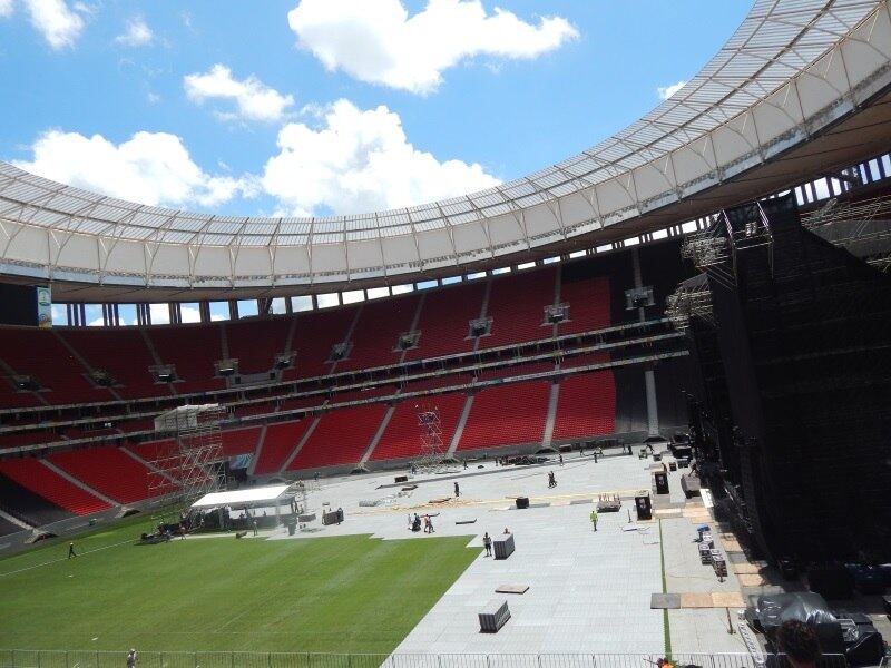 Um total de 280 pessoas, sendo 240 brasileiros e 40 estrangeiros, trabalha na montagem da estrutura para o show de Paul McCartney, marcado para este domingo (23), no Estádio Mané Garrincha, em Brasília. É a primeira vez que o ex-beatle se apresenta na capital
