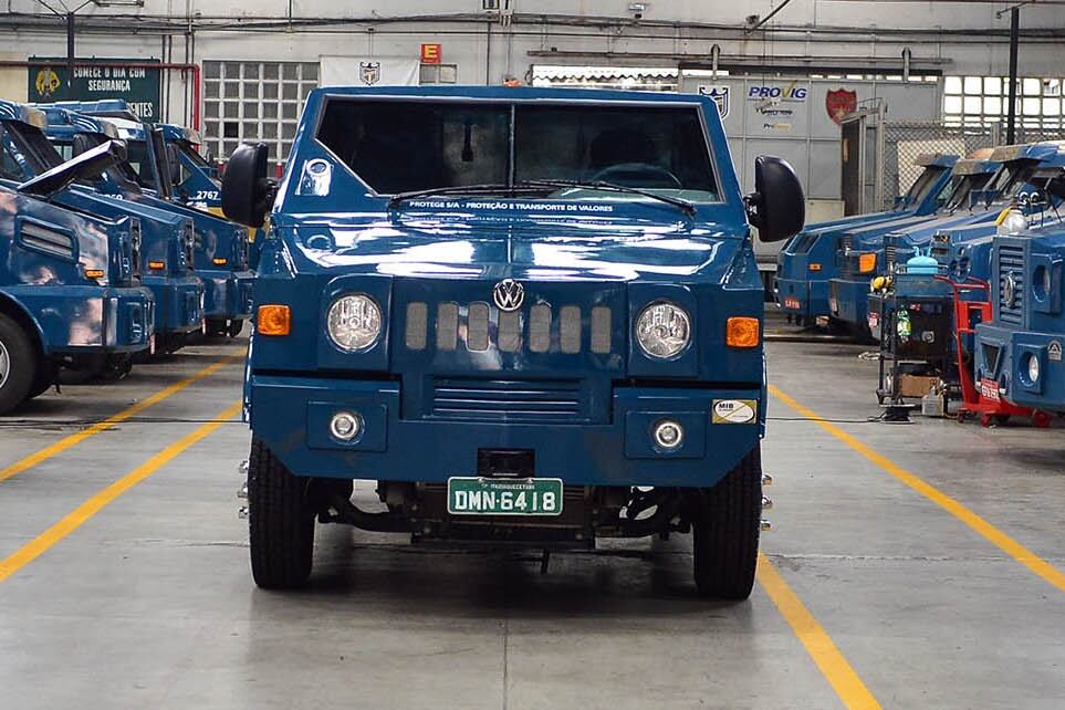 Composta por chapas de aço, sua frente é feita para resistir a tudo. Se necessário, o motorista pode até avançar sobre barreiras colocadas no meio da rua

