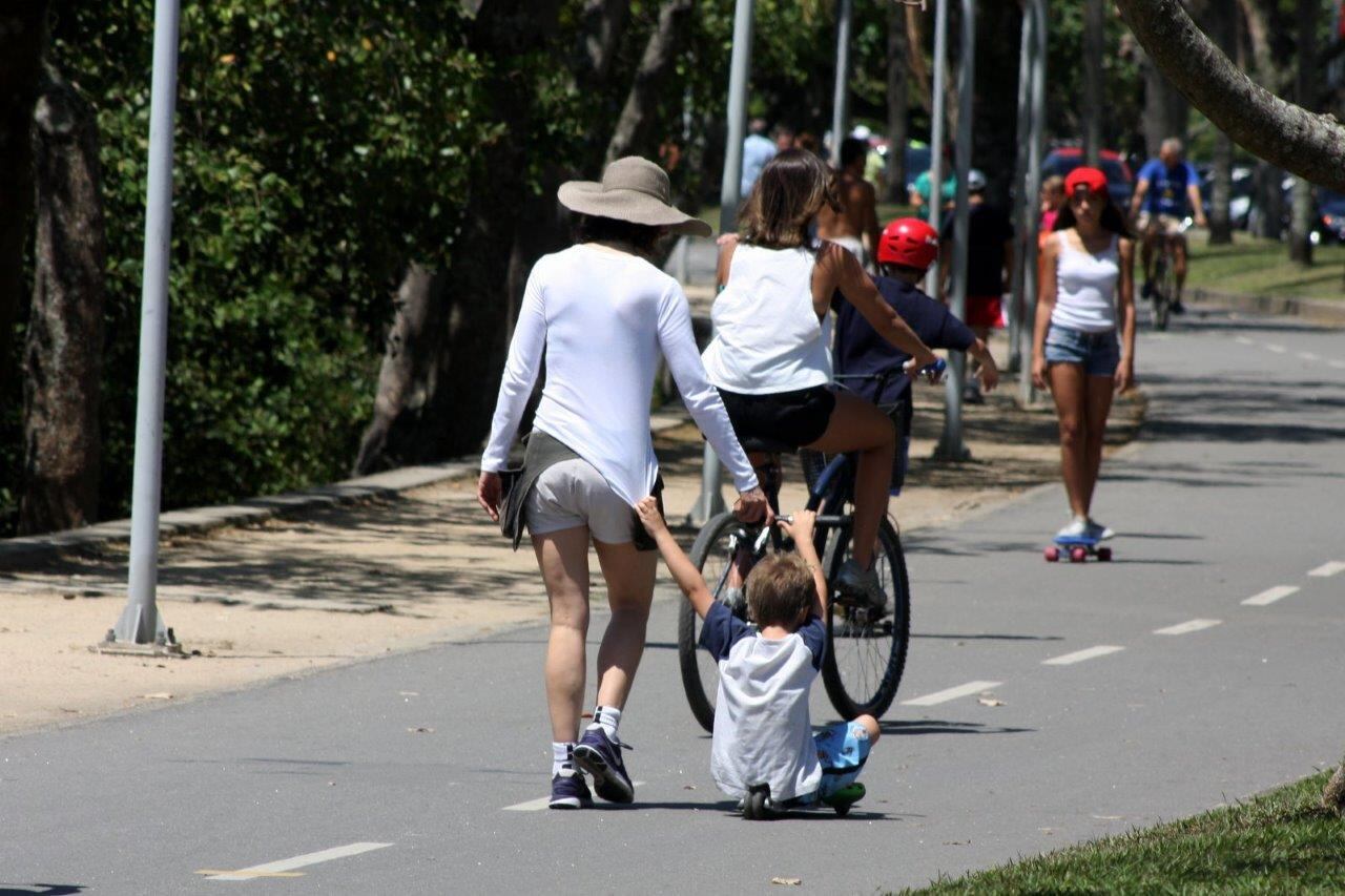 Enquanto a atriz caminhava, seu filho se divertia no patinete