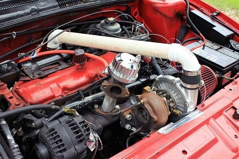 O proprietário do veículo usou todo o seu conhecimento de engenharia para sobrealimentar o motor