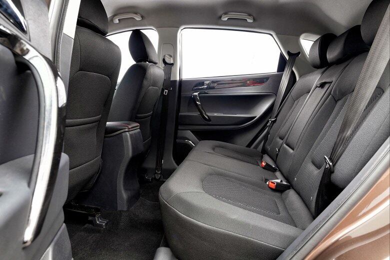 Banco traseiro generoso acomoda até três adultos com folgas