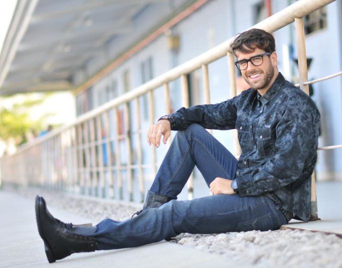 Os sapatos utilizados pelo personagem são brutos e fazem
toda a diferença, segundo Marianna.
─ Apostamos nos bouts e coturnos para que Paulão tenha uma
pisada mais forte, ajudando o ator na composição do personagem
+ Beatriz discute com Jorge em público. Assista!
+ Sem apego! Atores mudam visual para encarar novos personagens
+ Flores e jantar romântico! André di Mauro dá dicas para conquistar pretendentes