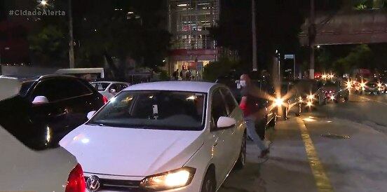 Fila para abastecer em posto na marginal Pinheiros, na zona sul de São Paulo