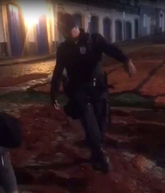 Agente foi filmado por moradores