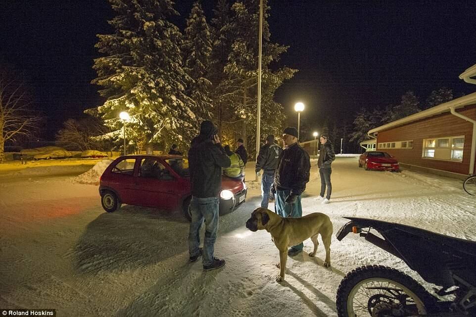 O ex-presidiário Juha-Matti Kinnunen, 27, que está estudando para ser mecânico em um centro de educação de adultos, ameaça em nome do grupo
