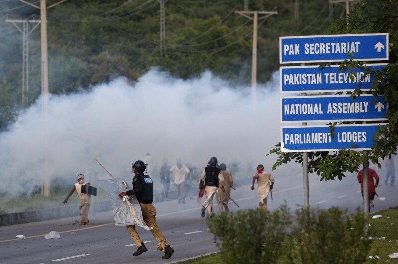 Policiais dispersam manifestantes durante protesto contra o
primeiro-ministro paquistanês, Nawaz Sharif,em Islamabad, no
Paquistão