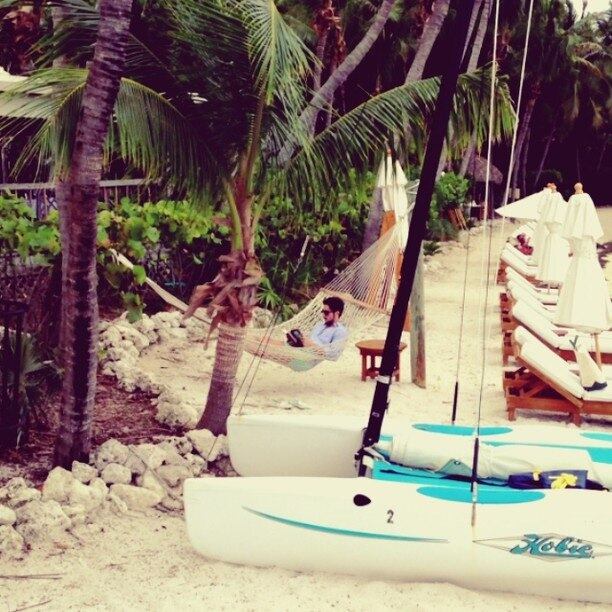 Ela postou um vídeo do amado sentado na rede e se declarou.

— Paradise with my prince charming
