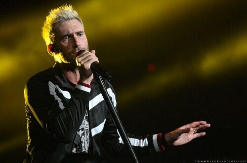 Adam Levine chega em versão platinada a Belo Horizonte