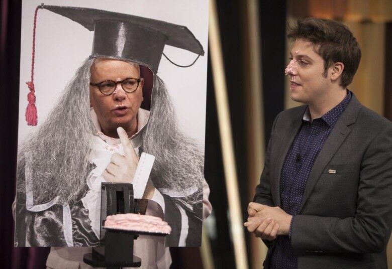 No palco do Porchat, Tas também relembra o Professor Tibúrcio, que marcou a sua carreira na TV na década de 1990