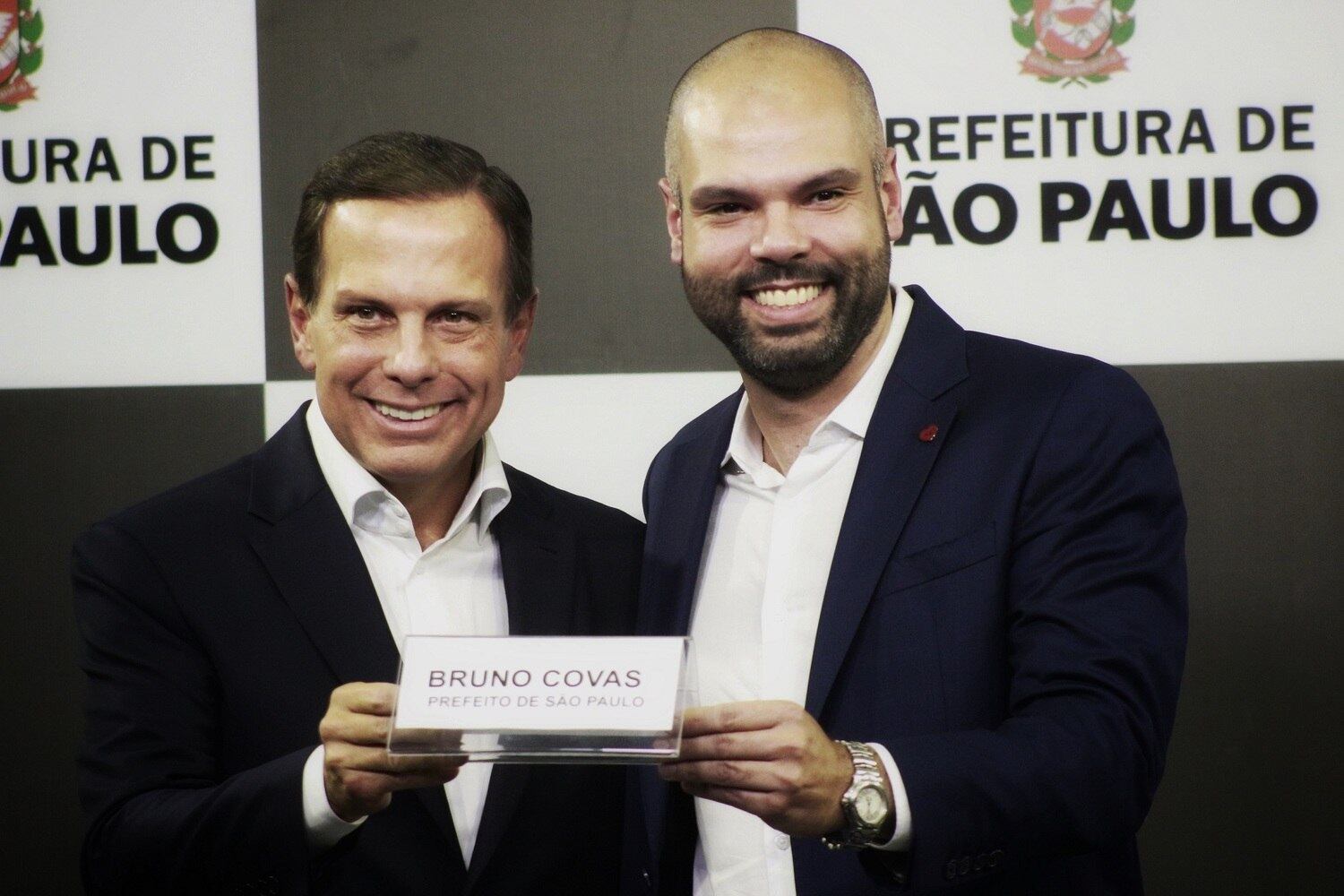 Doria passa o comando da prefeitura de SP para Bruno Covas