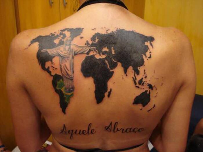 Apesar de ser minoria, há mulheres que fazem tatuagens grandes, como esta jovem, que colocou Cristo "abençoando" o mundo