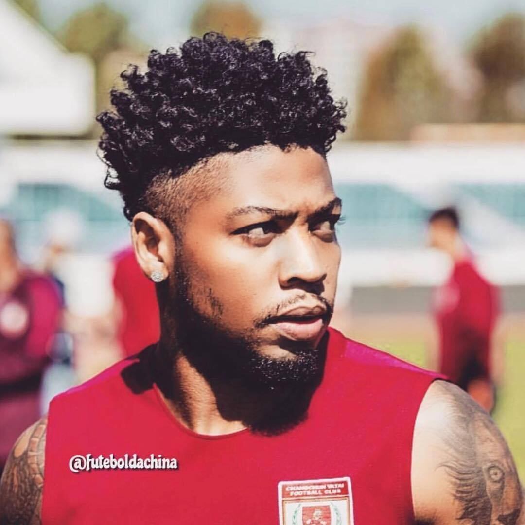 Recentemente, ele mostrou seu estilo também no cabelo, ao mudar de estilo e apresentar seu novo penteado aos seguidores