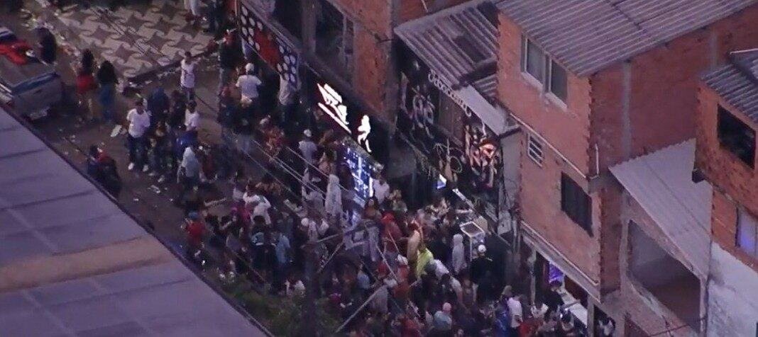 Jovens em baile funk de Paraisópolis