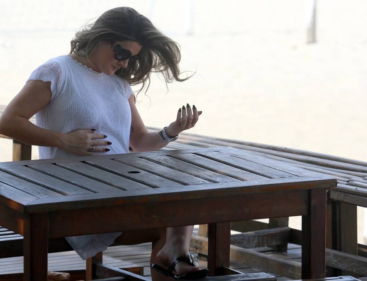 Mirella Santos exibiu o barrigão na Barra da Tijuca, no Rio de Janeiro