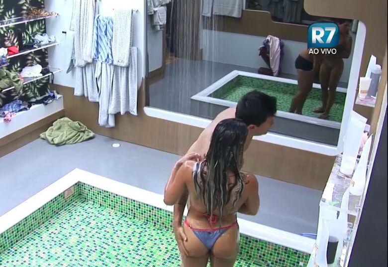 — Se Popotinha não vem a Thiago, Thiago vai a Popotinha.

E é claro, o peão aproveitou para dar mais uma passada de mão na peoa

+ JP espera ir para a final com Li Martins e Rebeca Gusmão
+ JP diz que tem motivo para votar em todo mundo: “Chumbo trocado não dói”
+ Rebeca Gusmão chora na cama de JP Mantovani
+ Peões ficam em silêncio no quarto e conseguem uma noite de paz em A Fazenda
+ "Mente doente. Ele é patético", Mara Maravilha detona JP
+ Mantovani revela a Li Martins que ex tomava remédio tarja preta por sua causa
+ Longe da dieta, Carla Prata revela táticas para manter boa forma
+ Ana Paula sensualiza com biquíni pequeno em banho quente
