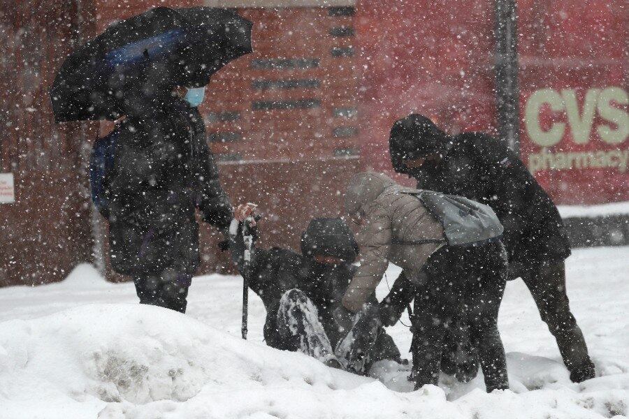 Cidadãos ajudaram um homem que escorregou na neve e caiu no chão