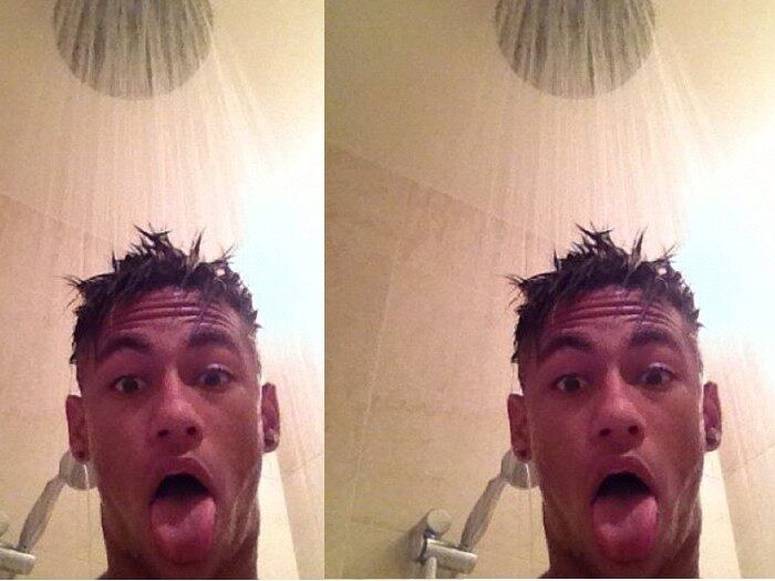 Neymar é outro careteiro de plantão! O craque vive publicando fotos em sua página oficial em que aparece fazendo caretas. Uma de suas preferidas é a de mostrar a língua!