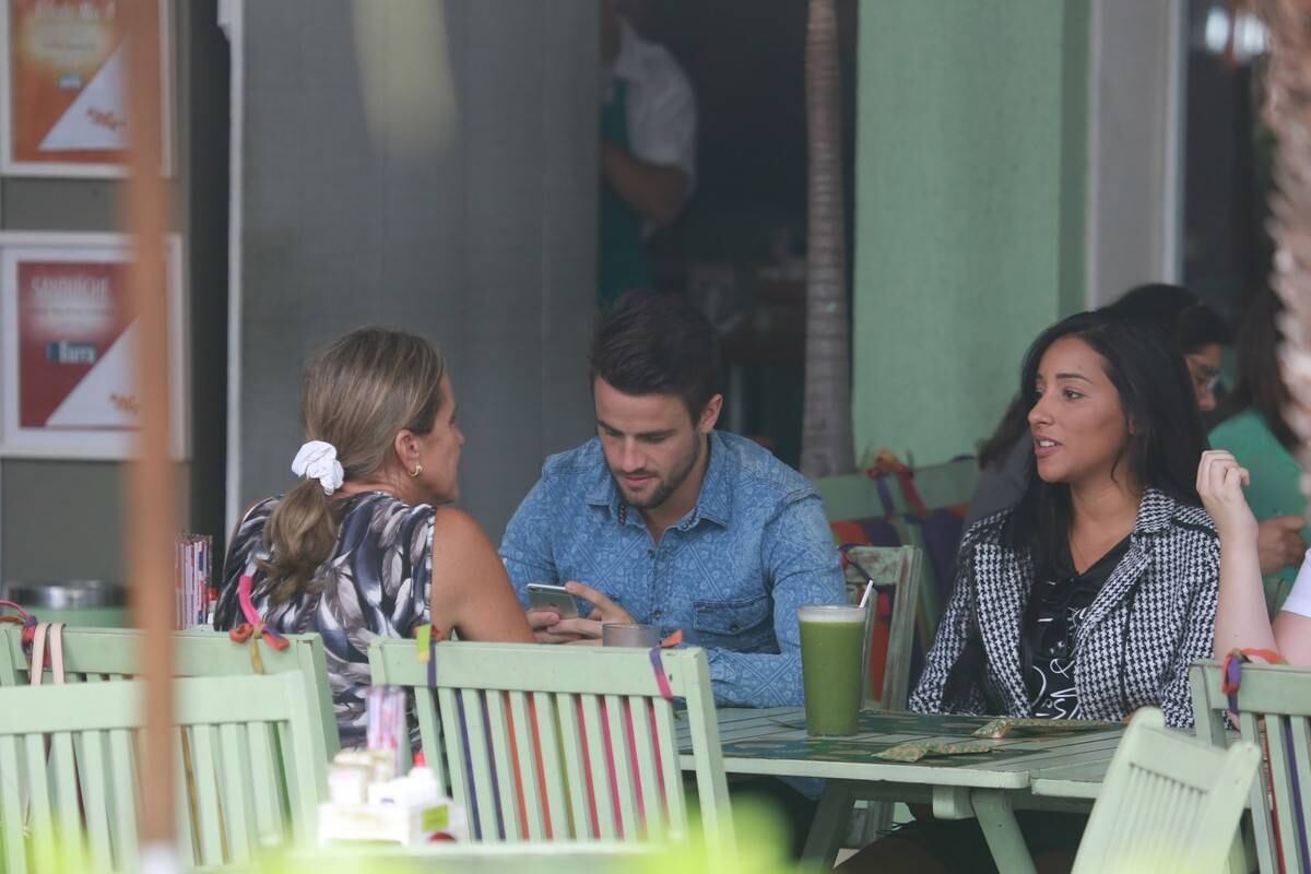 Em clima de romance, ex-BBBs Talita e Rafael almoçam no Rio de Janeiro