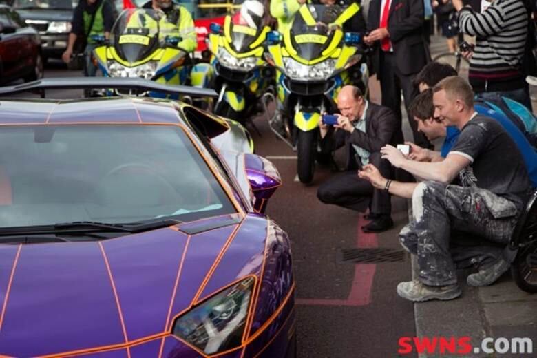 Parado na rua, não demorou muito para uma tropa de curiosos "estacionar" ao lado do superesportivo italiano