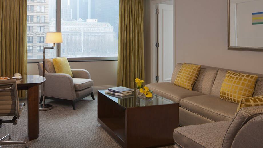 


Outra propriedade que faz parte do mega imóvel é um duplex
de quatro quartos e cinco banheiros, a qual pertence ao financista Randall
Yanker. Ele comprou o imóvel em 2005 por R$ 10 milhões (US$ 4,7 milhões) e até
um mês pedia R$ 42,51 milhões (US$ 19 milhões) por ela 

